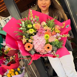 buchet de primăvară cu hortensie roz, gerbera și trandafiri livrare Focșani