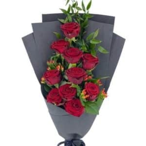Buchet Funerar cu Trandafiri Roșii | Ambalaj Negru – Florăria Green Focșani