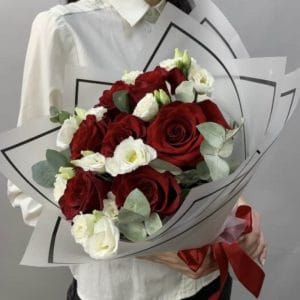 Buchet 11 trandafiri roșii, eustoma albă și eucalipt – Florărie Focșani, Livrare flori Focșani