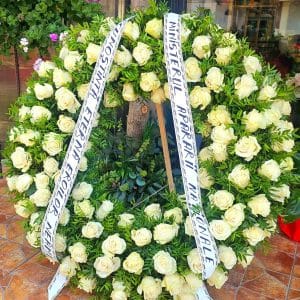 Coroană Funerară Trandafiri Albi – 120 Fire | Florăria Green Focșani