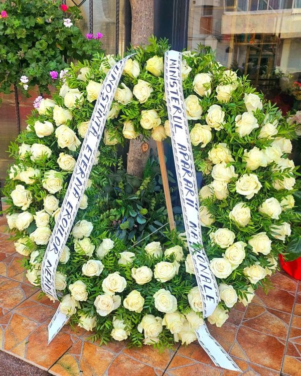 Coroană Funerară Trandafiri Albi – 120 Fire | Florăria Green Focșani