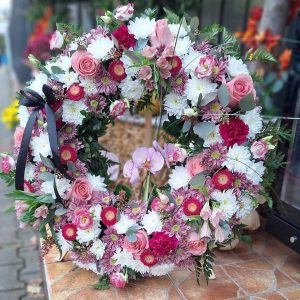 Coroană funerară cu flori naturale, livrare gratuită în Focșani