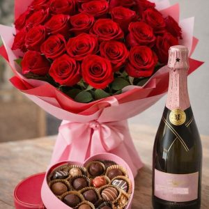 Buchet mare de trandafiri cu bomboane și șampanie – livrare flori Focșani