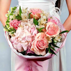 Buchet pentru bunica cu hortensie, trandafiri, alstroemeria și matthiola – 1-8 Martie – Florăria Green