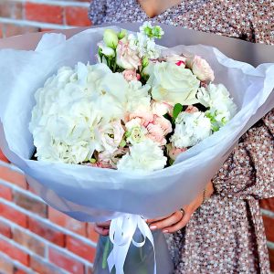 Buchet pentru mama cu hortensie, trandafiri, alstroemeria și matthiola – 1-8 Martie – Florăria Green