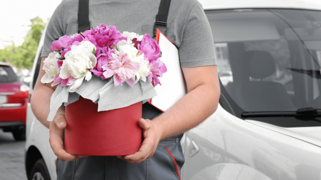 Livrator de flori în Focșani oferind un buchet proaspăt, serviciu de livrare flori rapid și sigur.