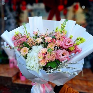 Buchet pastel elegant pentru mama cu hortensie, trandafiri și lisianthus – 8 Martie Florăria Green