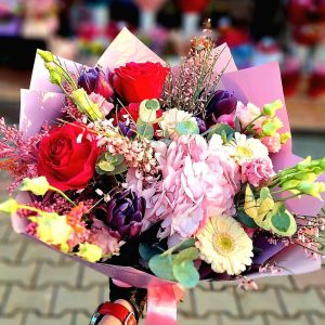 Buchet romantic trandafiri rosii hortensie 8 Martie