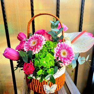 Cos floral cu lalele si zambile pentru mama 8 Martie Floraria Green