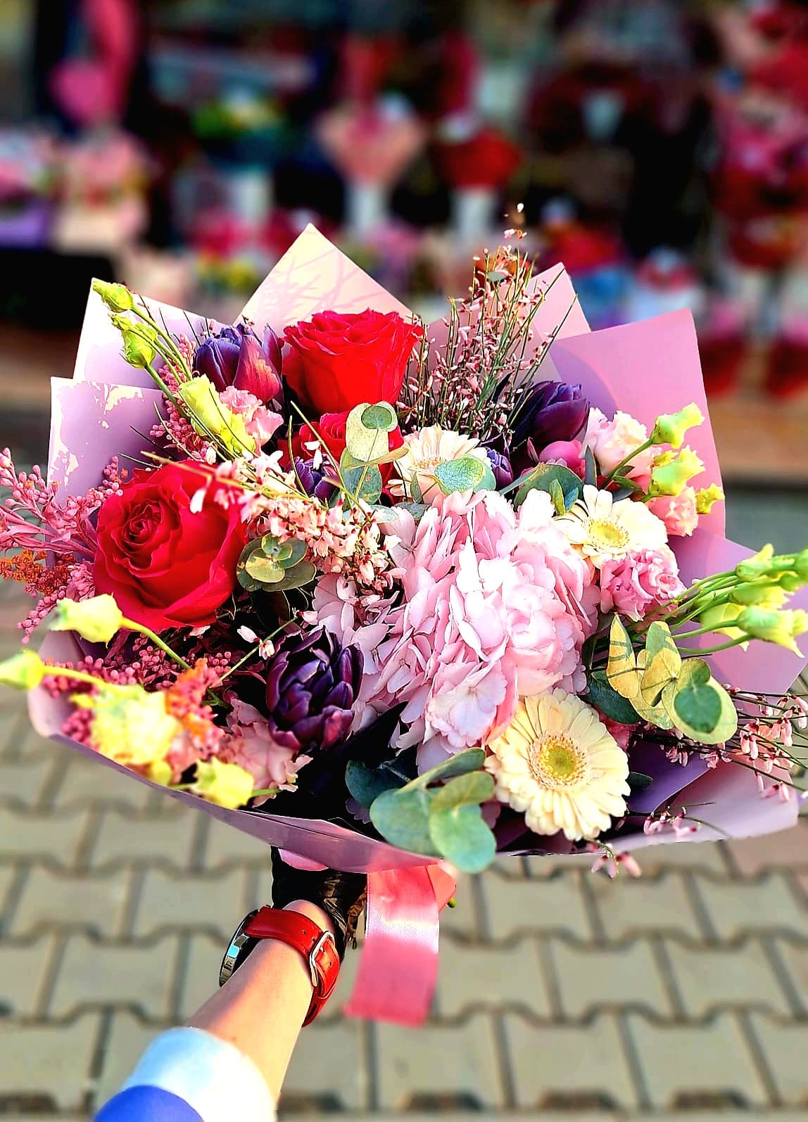 Buchet romantic trandafiri rosii hortensie 8 Martie