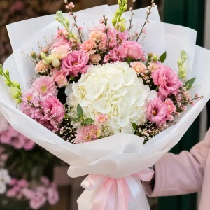Buchet pentru mama de ziua de nastere cu hortensie si flori roz