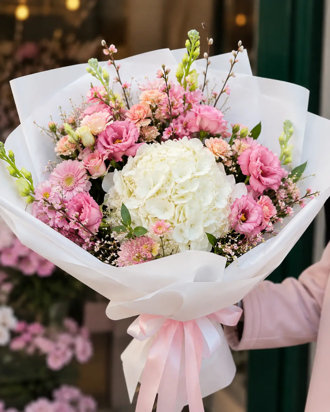 Buchet pentru mama de ziua de nastere cu hortensie si flori roz