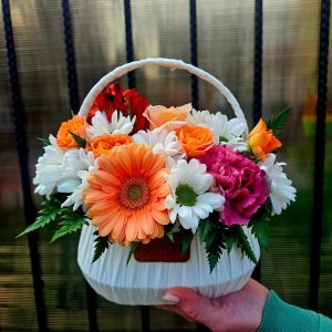 coș floral colorat de primavara livrare Focșani