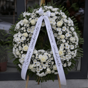 Coroana funerara rotundă albă cu trandafiri și crizanteme, panglică albă cu mesajul „Sincere condoleanțe”, livrare în Focșani și județul Vrancea