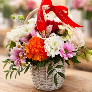 Aranjament floral pentru zi de nastere in cos cu flori colorate