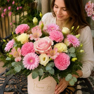 Buchet pentru mama de ziua de nastere cu flori roz si crem