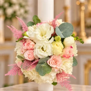 Lumânare botez cu flori roz Focșani, lisianthus și eucalipt